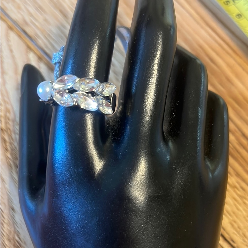 Elegant Silver Leaf Diamond Like Design Ring